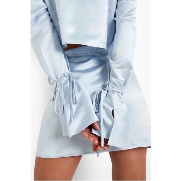 NEW! Boohoo - Baby Blue Satin Button Up Adjustable Tie Crop Top and Skirt Set - Picture 3 of 6